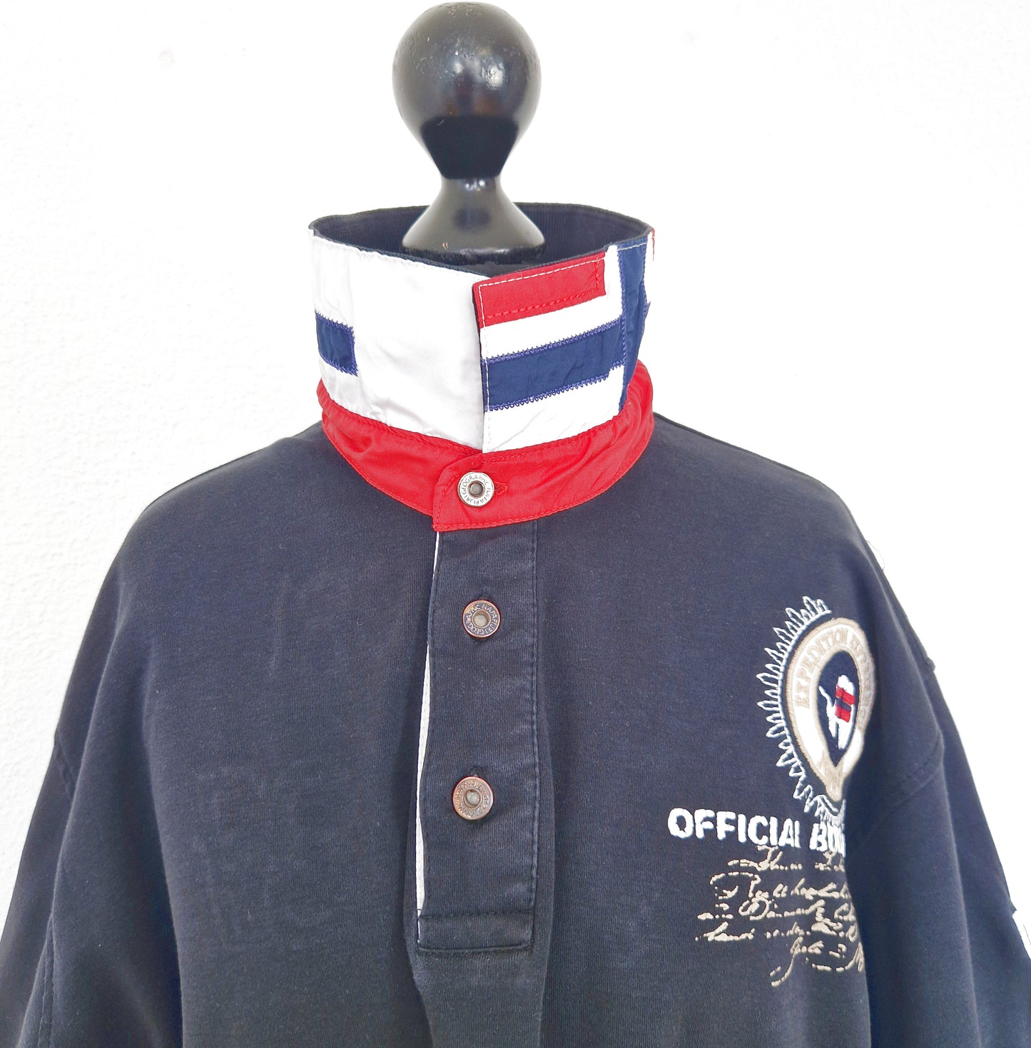 Einzigartiges und nachhaltiges Vintage Poloshirt in schwarz-weiss-rot von Napapijri. Collar.
