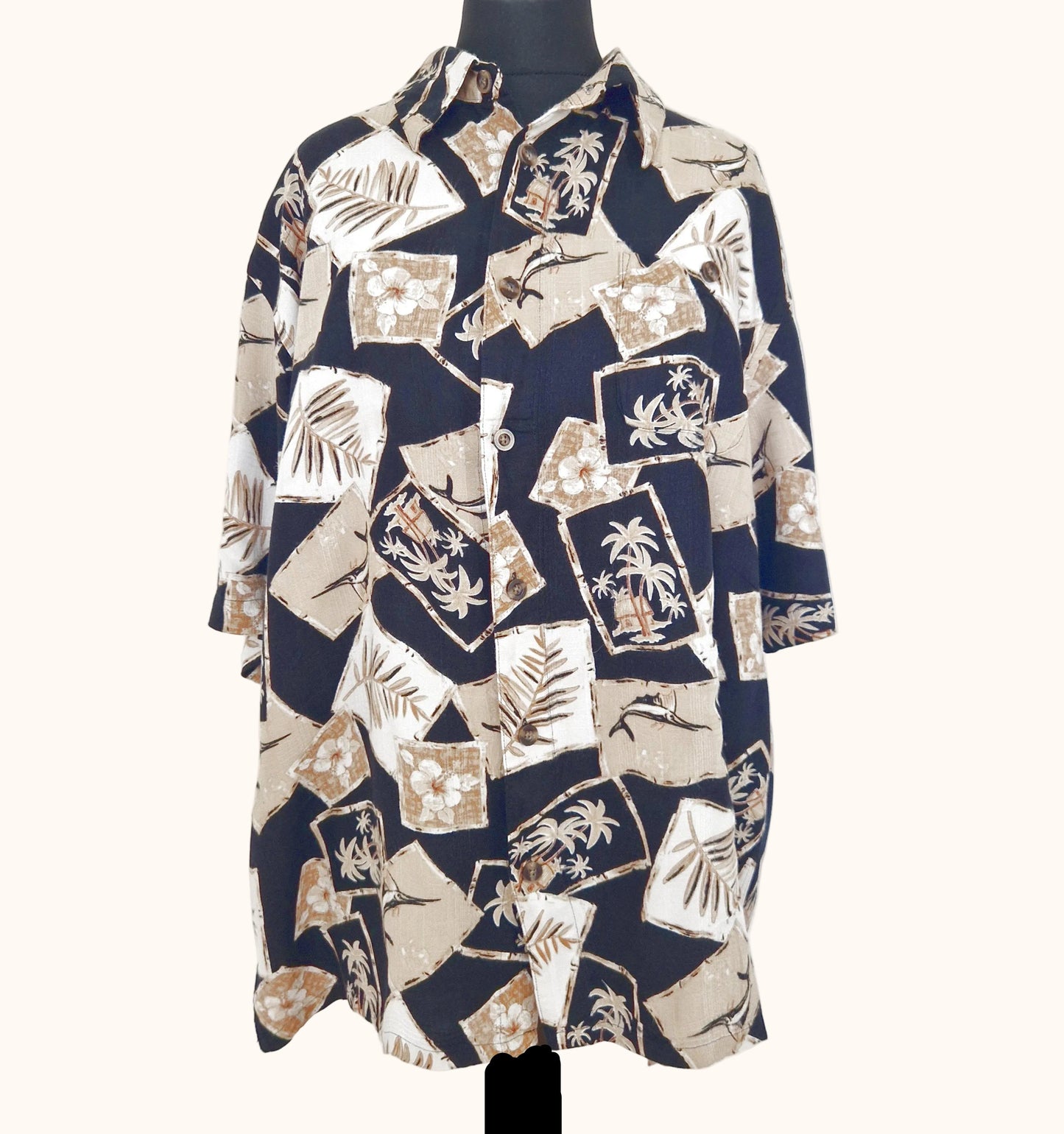 Einzigartiges und nachhaltiges Vintage Hemd in schwarz-beige-weiss mit Palmen. Front.