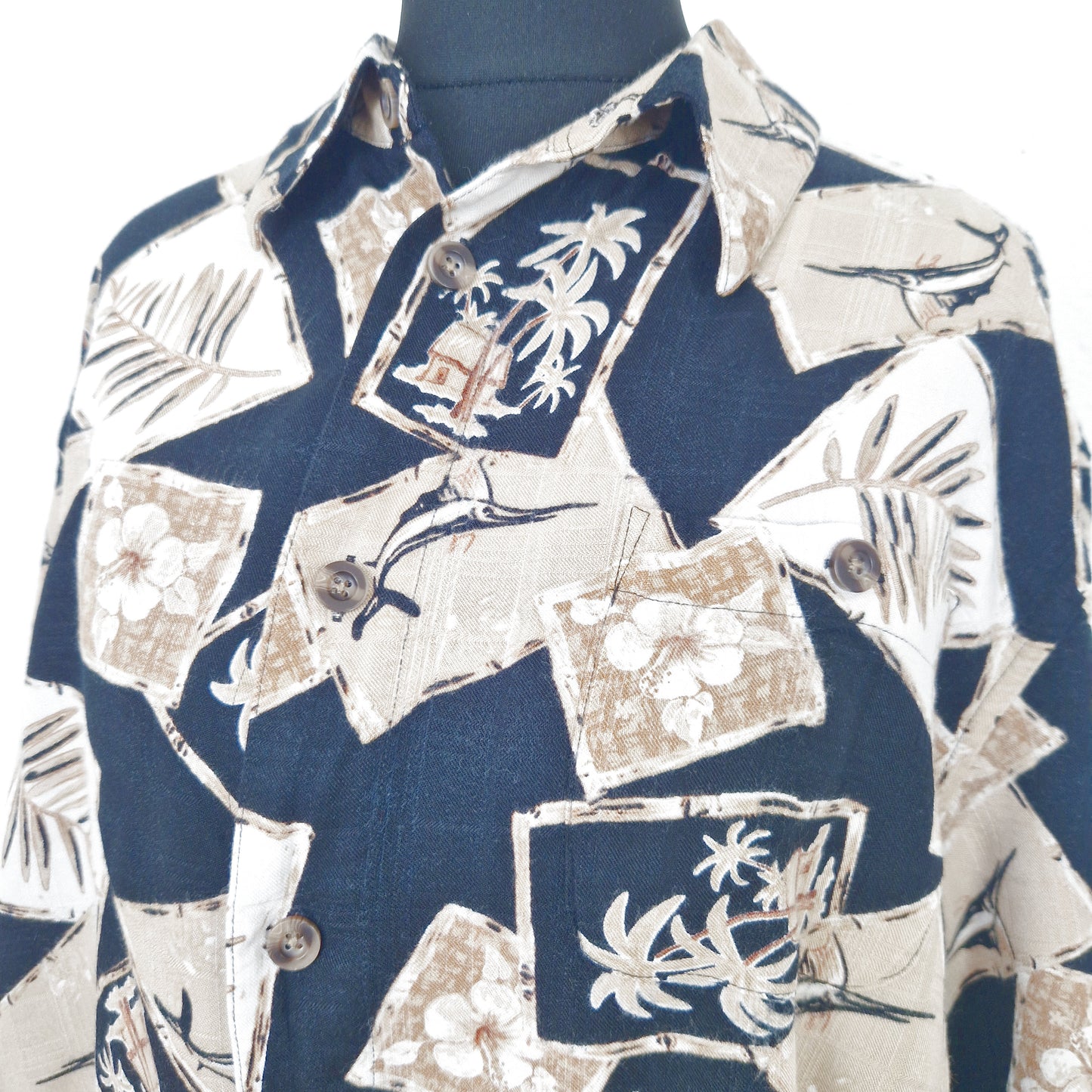 Einzigartiges und nachhaltiges Vintage Hemd in schwarz-beige-weiss mit Palmen. Close-up.