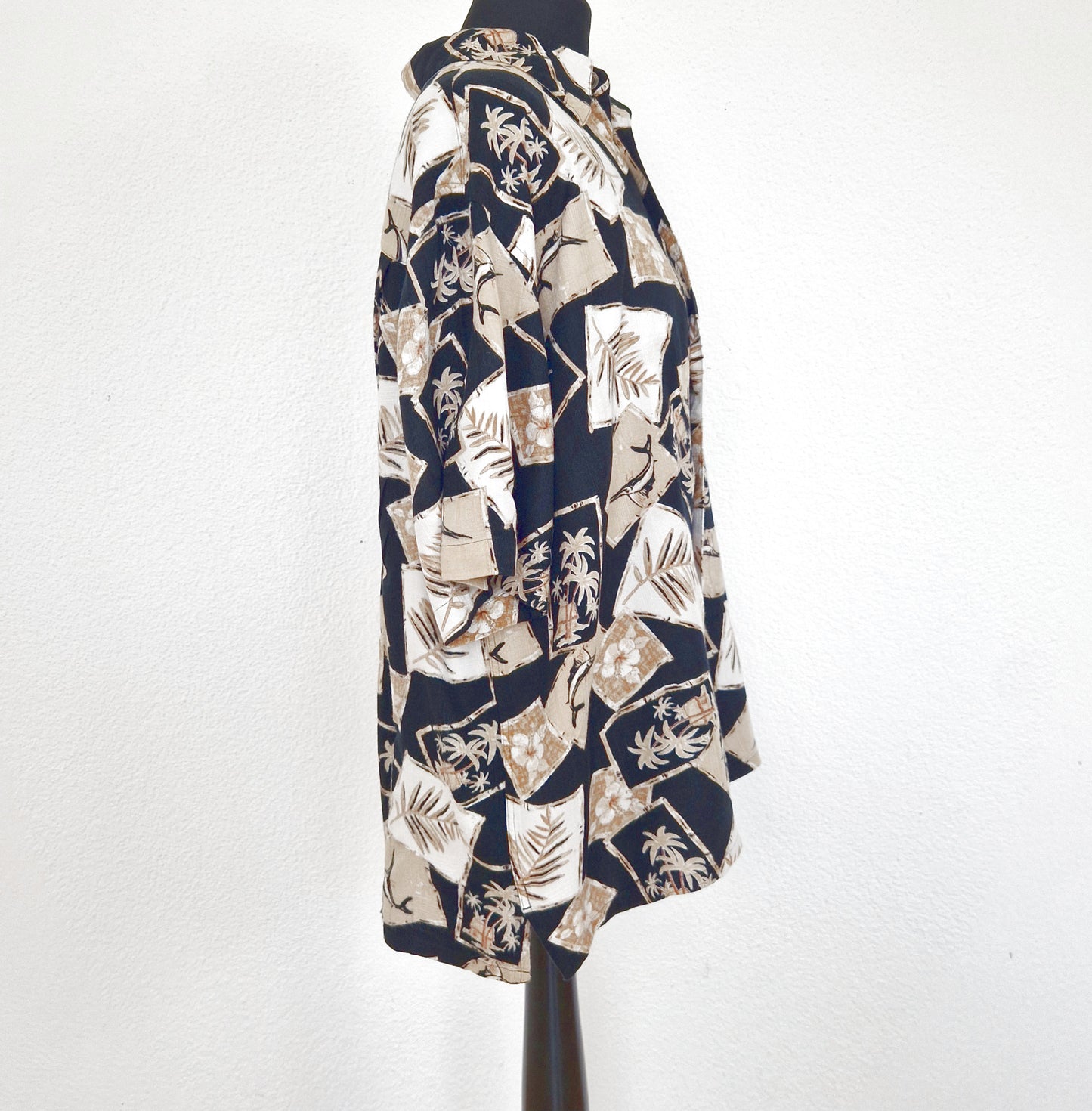 Einzigartiges und nachhaltiges Vintage Hemd in schwarz-beige-weiss mit Palmen. Side.