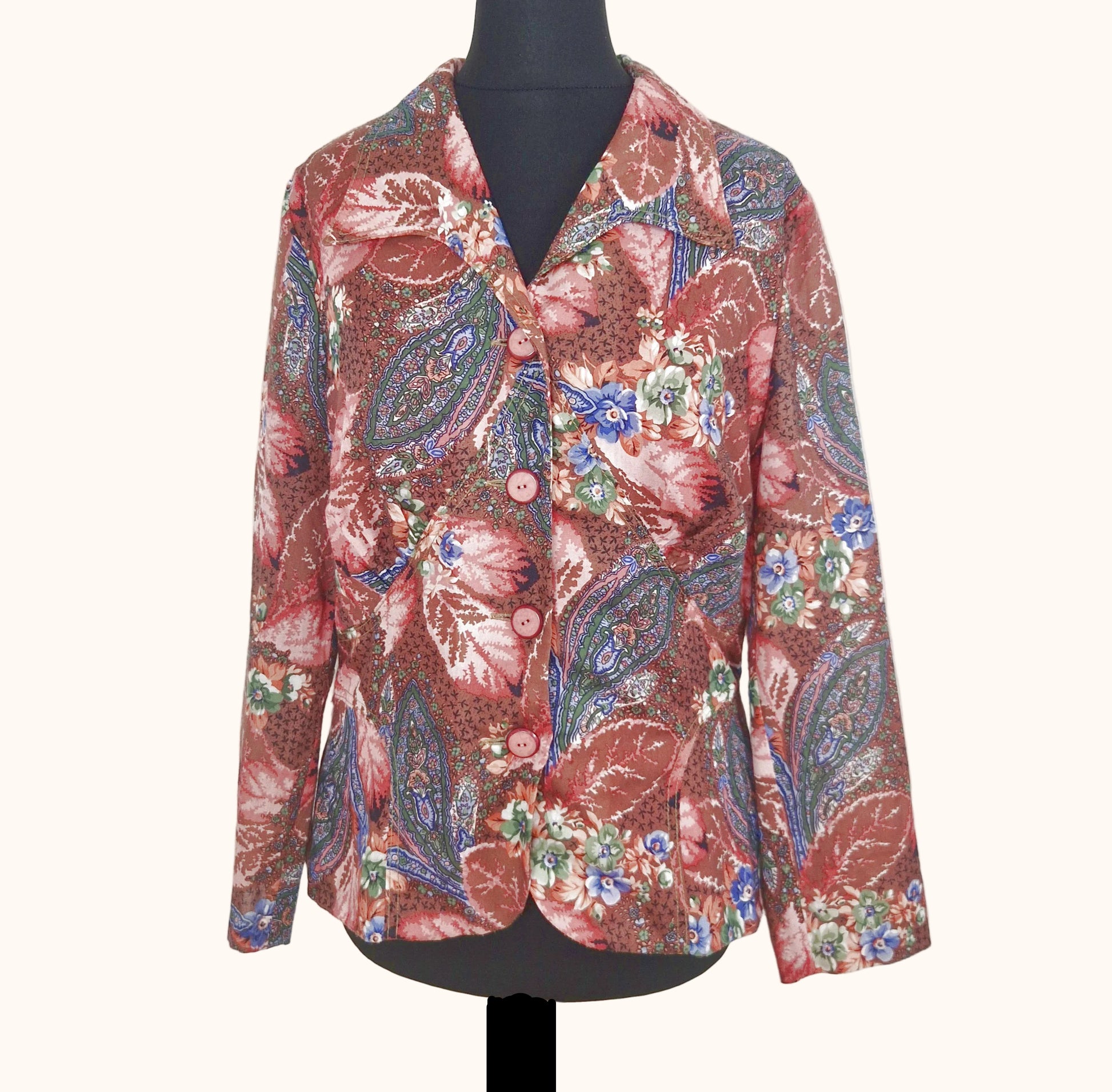 Einzigartiger und nachhaltiger Vintage Blazer in altrosa-lachs-blau mit Blumen. Front.