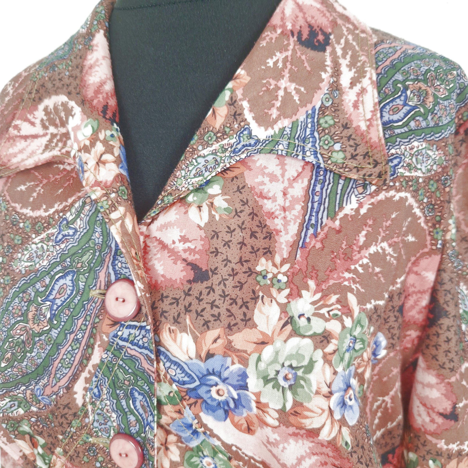 Einzigartiger und nachhaltiger Vintage Blazer in altrosa-lachs-blau mit Blumen. Close-up.