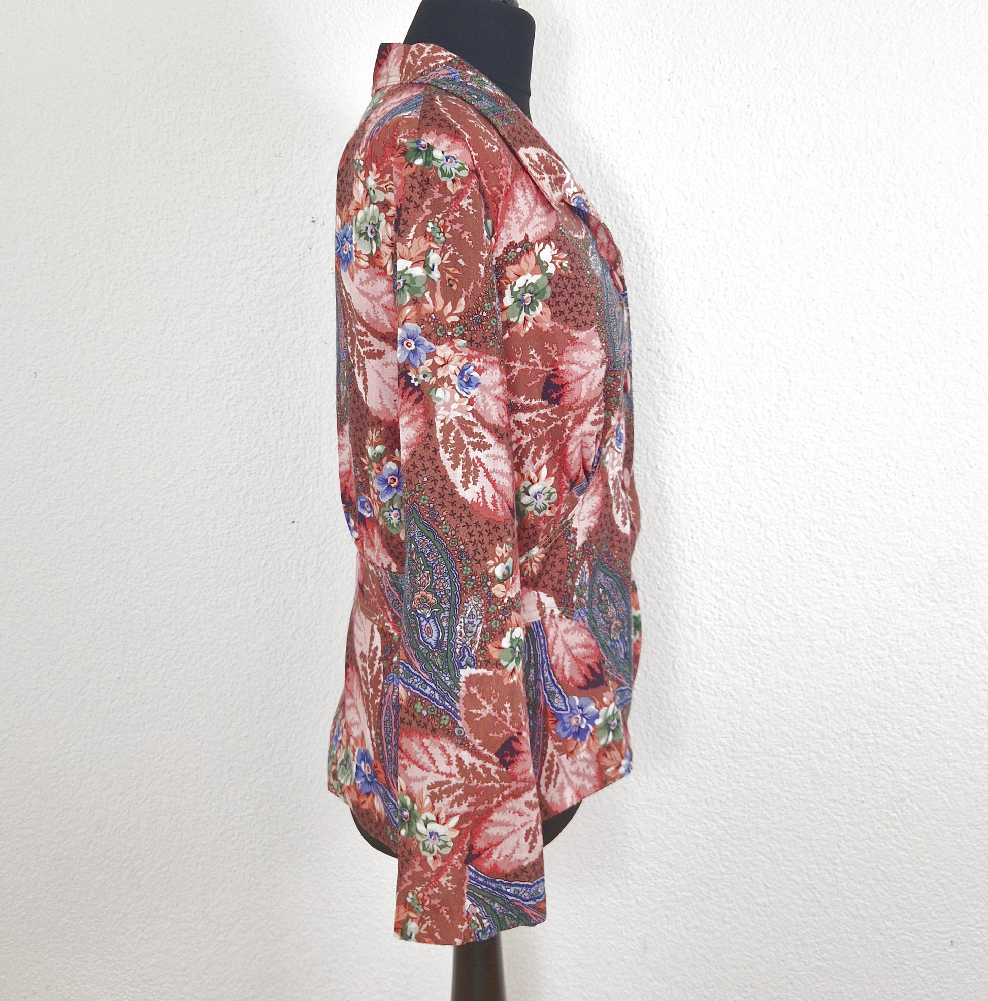 Einzigartiger und nachhaltiger Vintage Blazer in altrosa-lachs-blau mit Blumen. Side.