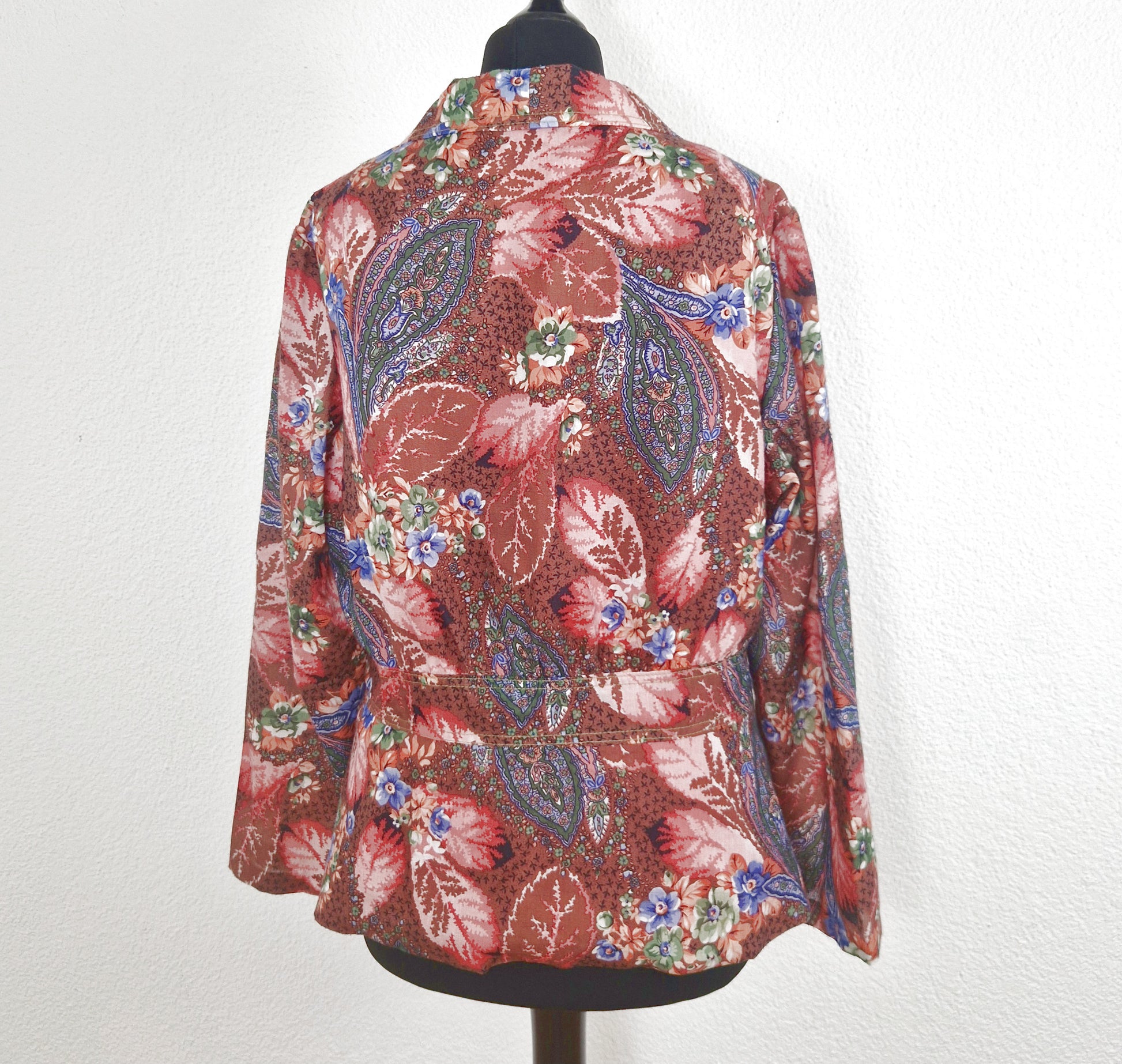 Einzigartiger und nachhaltiger Vintage Blazer in altrosa-lachs-blau mit Blumen. Back.