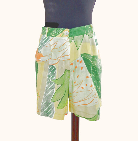 Einzigartige und nachhaltige Vintage Shorts in hellgrün-gelb-orange mit Blättern. Front.