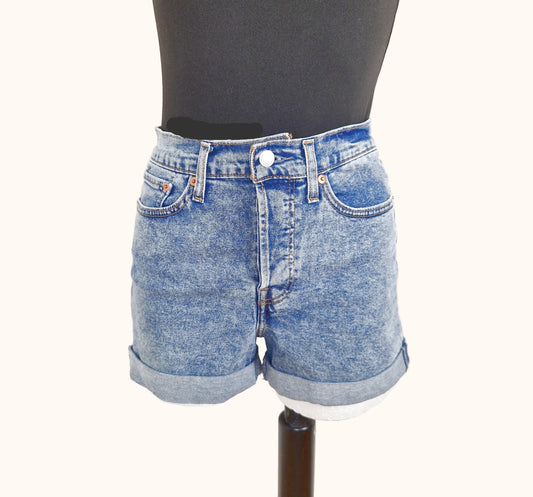 Einzigartige und nachhaltige Vintage Jeansshorts von Levi's. Front.