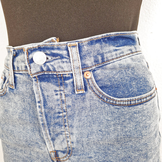 Einzigartige und nachhaltige Vintage Jeansshorts von Levi's. Close-up.