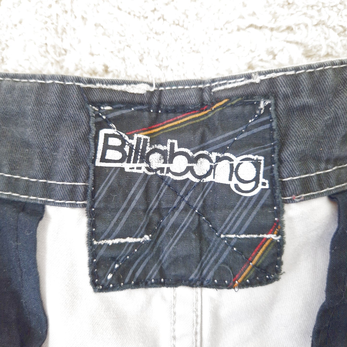 Einzigartige und nachhaltige Vintage Shorts in hellbeige von Billabong. Tag.