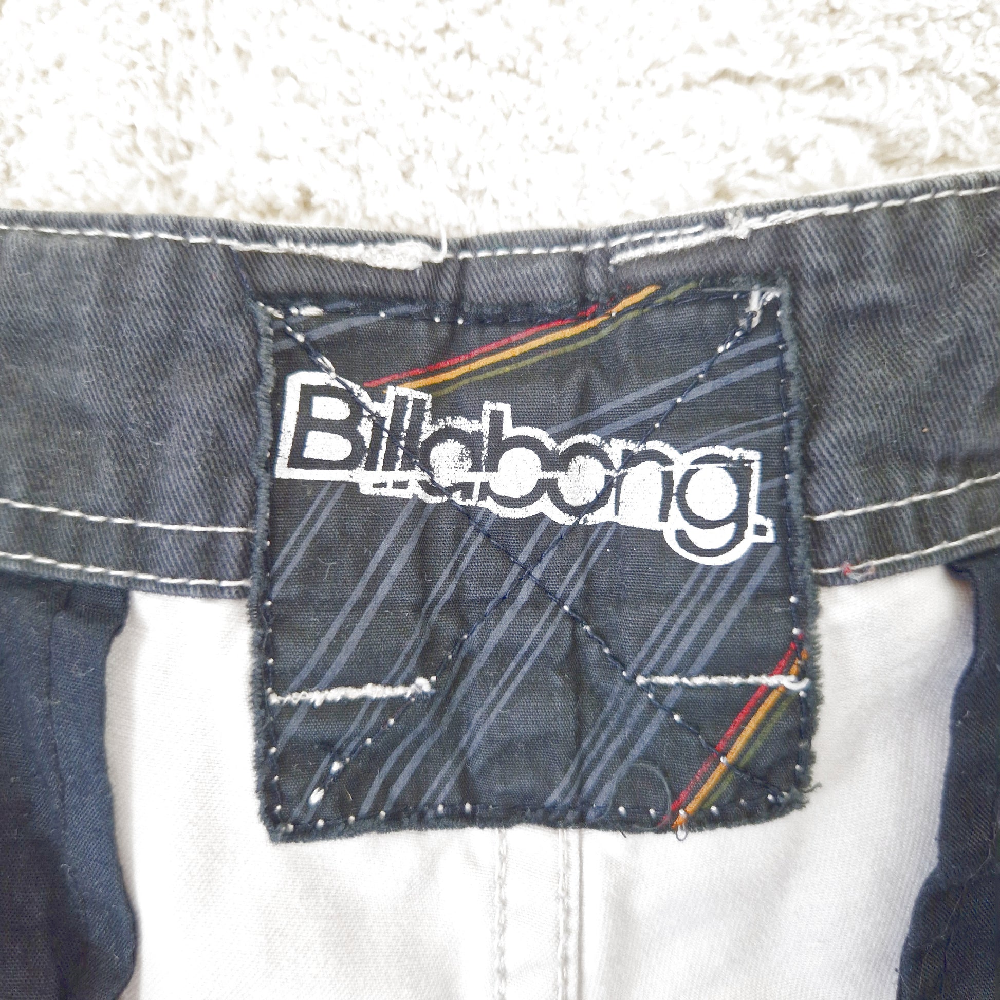 Einzigartige und nachhaltige Vintage Shorts in hellbeige von Billabong. Tag.