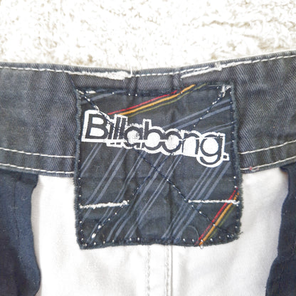 Einzigartige und nachhaltige Vintage Shorts in hellbeige von Billabong. Tag.