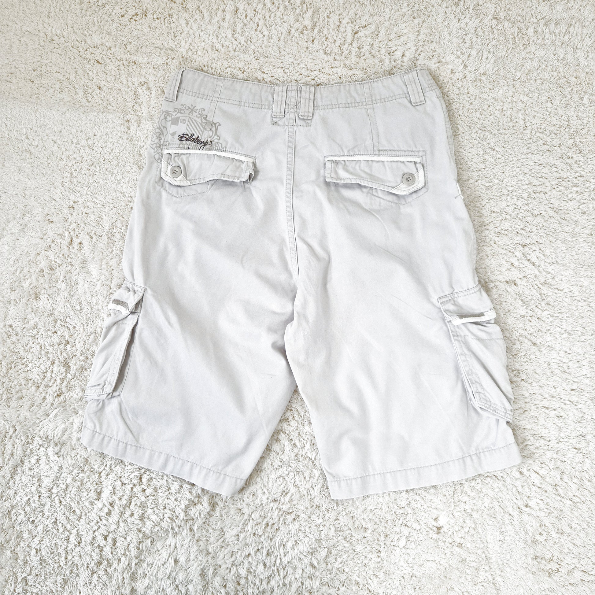 Einzigartige und nachhaltige Vintage Shorts in hellbeige von Billabong. Back.