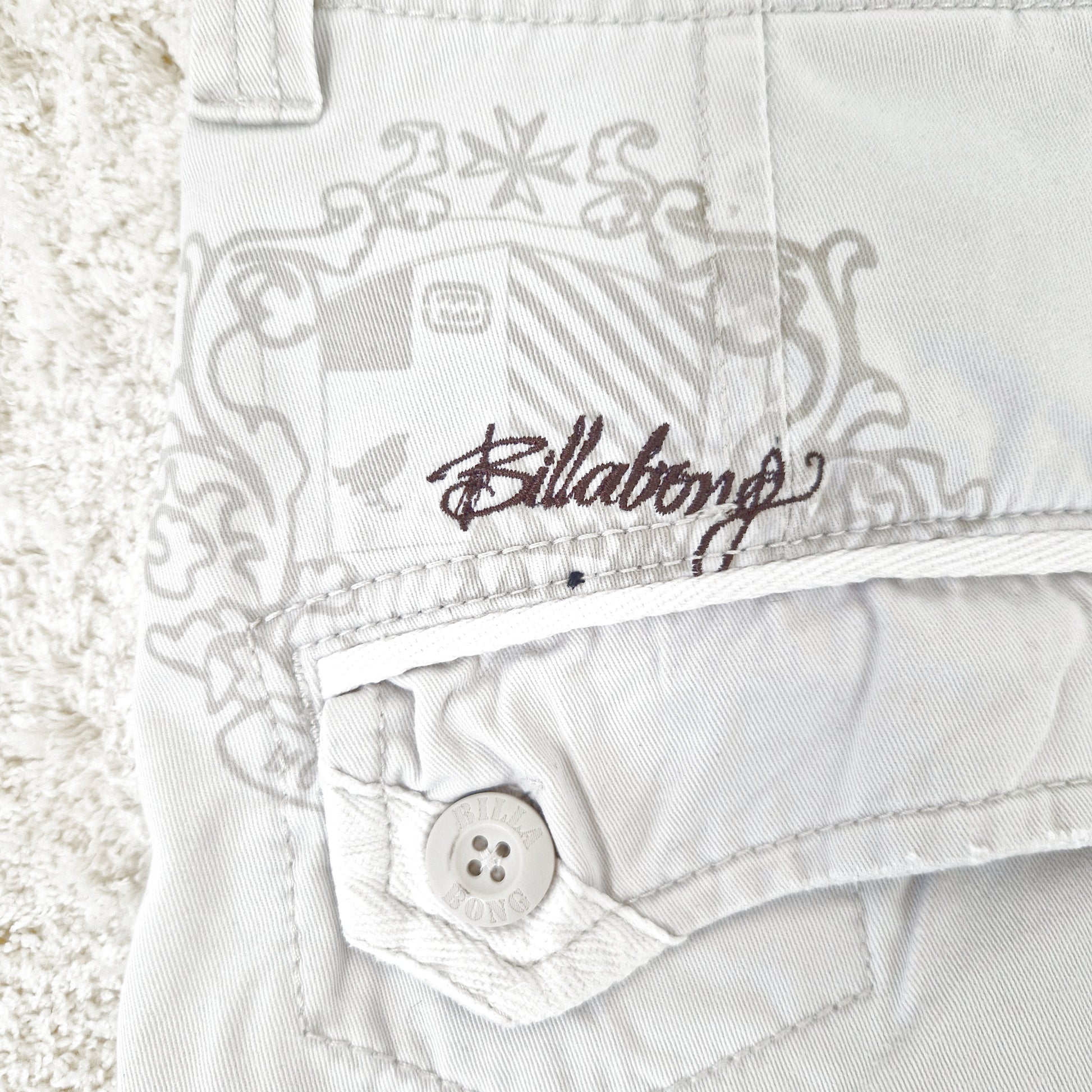 Einzigartige und nachhaltige Vintage Shorts in hellbeige von Billabong. Close-up Back.
