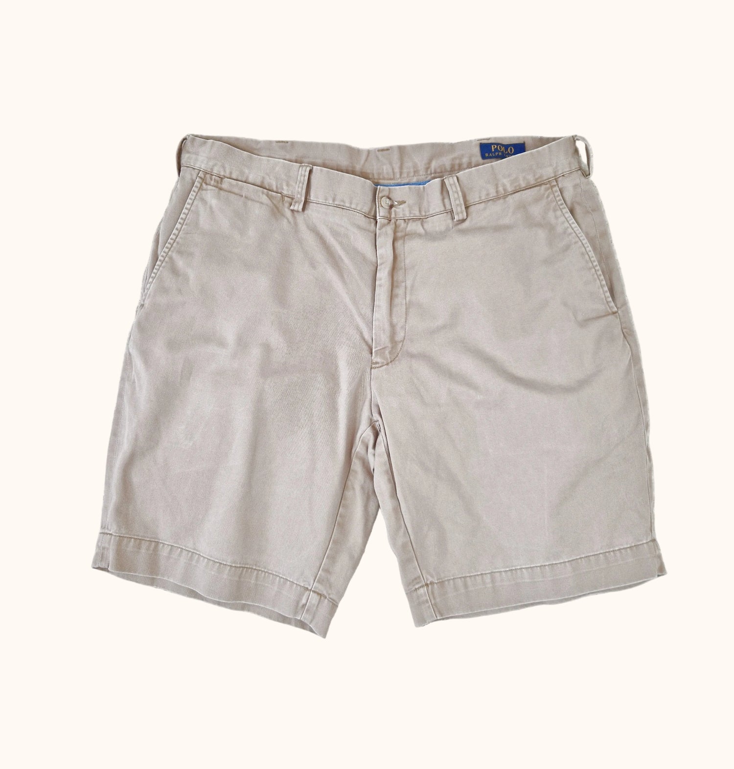 Einzigartige und nachhaltige Vintage Shorts in beige von Ralph Lauren. Front.
