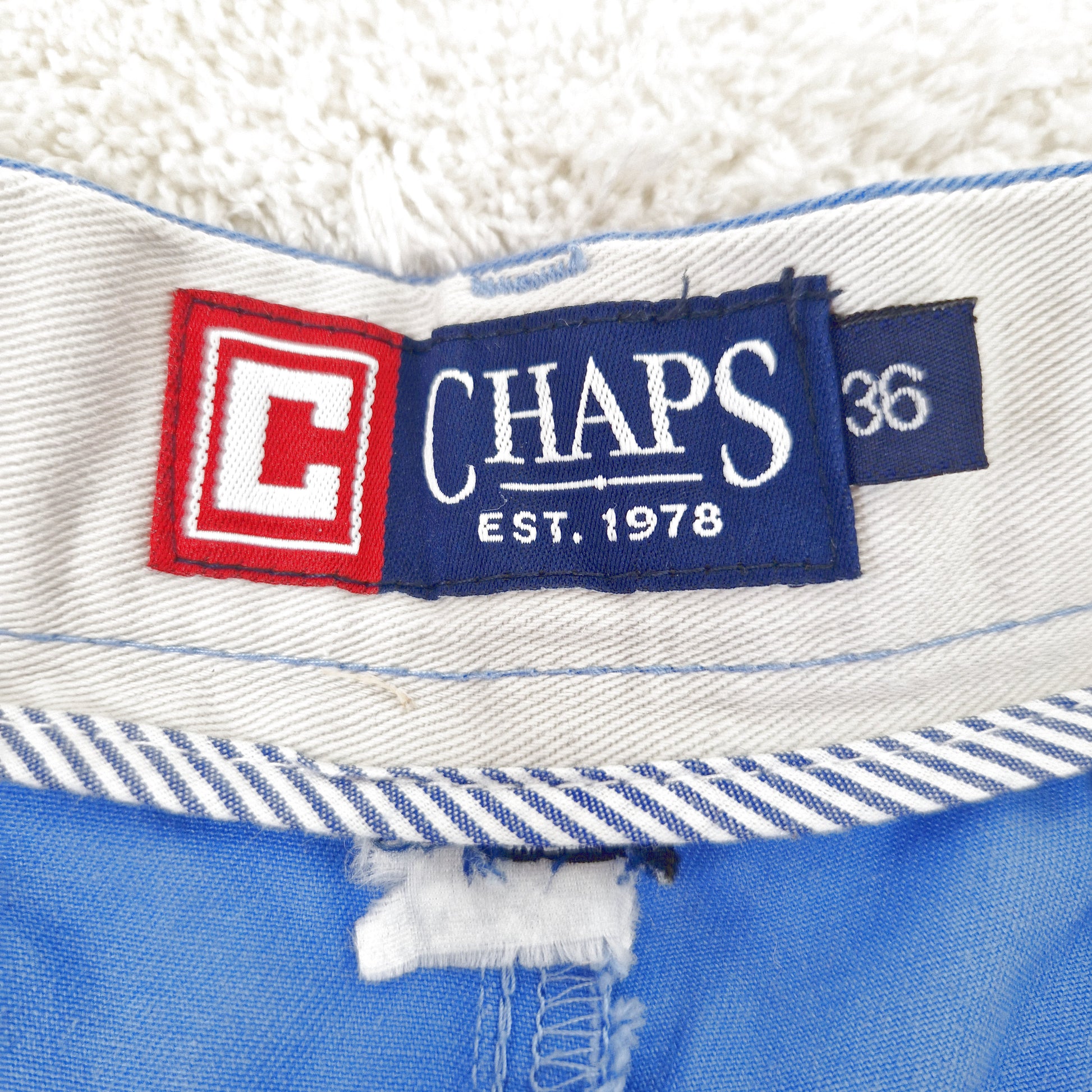 Einzigartige und nachhaltige Vintage Shorts in blau von Chaps. Tag.