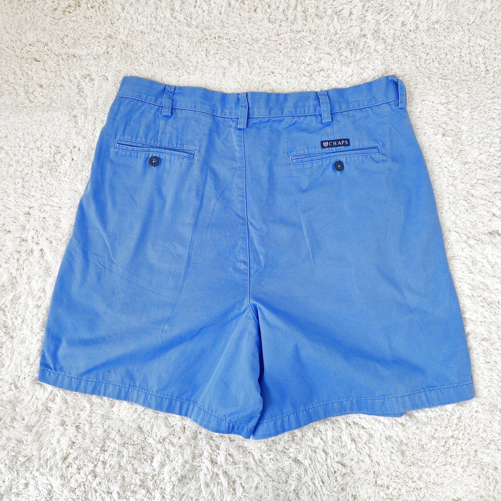 Einzigartige und nachhaltige Vintage Shorts in blau von Chaps. Back.