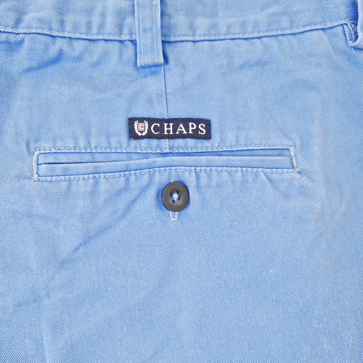 Einzigartige und nachhaltige Vintage Shorts in blau von Chaps. Close-up.