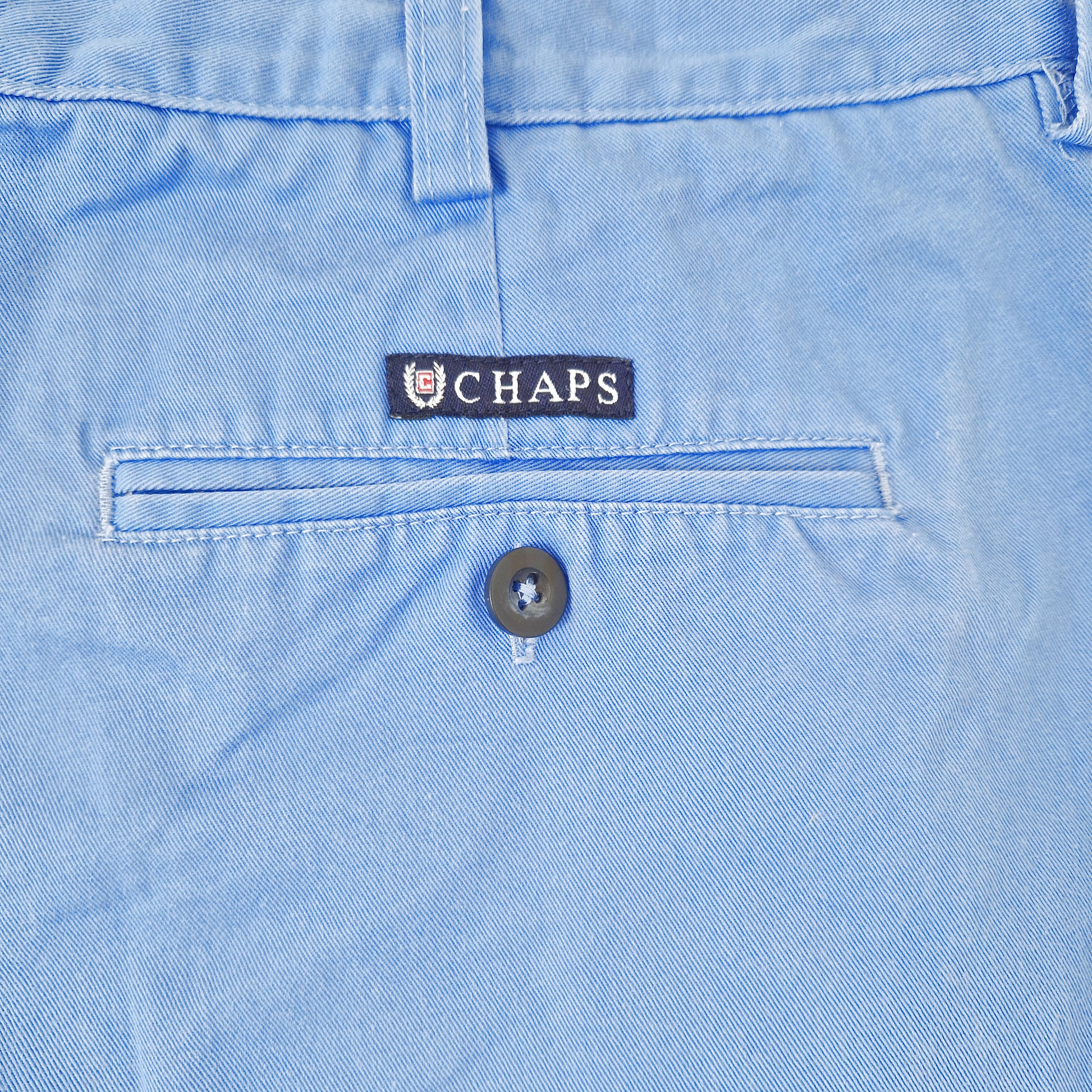 Einzigartige und nachhaltige Vintage Shorts in blau von Chaps. Close-up.