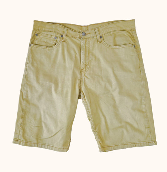 Einzigartige und nachhaltige Vintage Shorts in senfgelb von Levi's. Front.