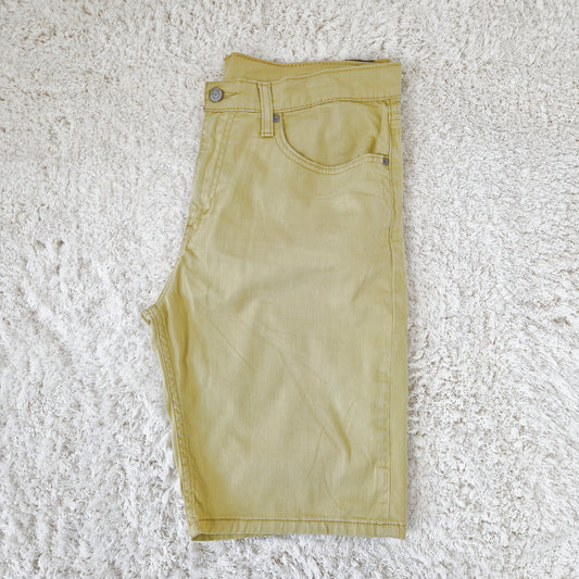 Einzigartige und nachhaltige Vintage Shorts in senfgelb von Levi's. Side.