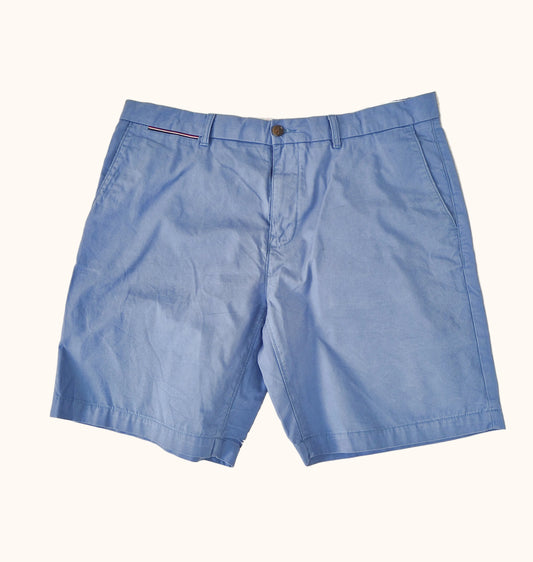 Einzigartige und nachhaltige Vintage Shorts in mittelblau von Tommy Hilfiger. Front.