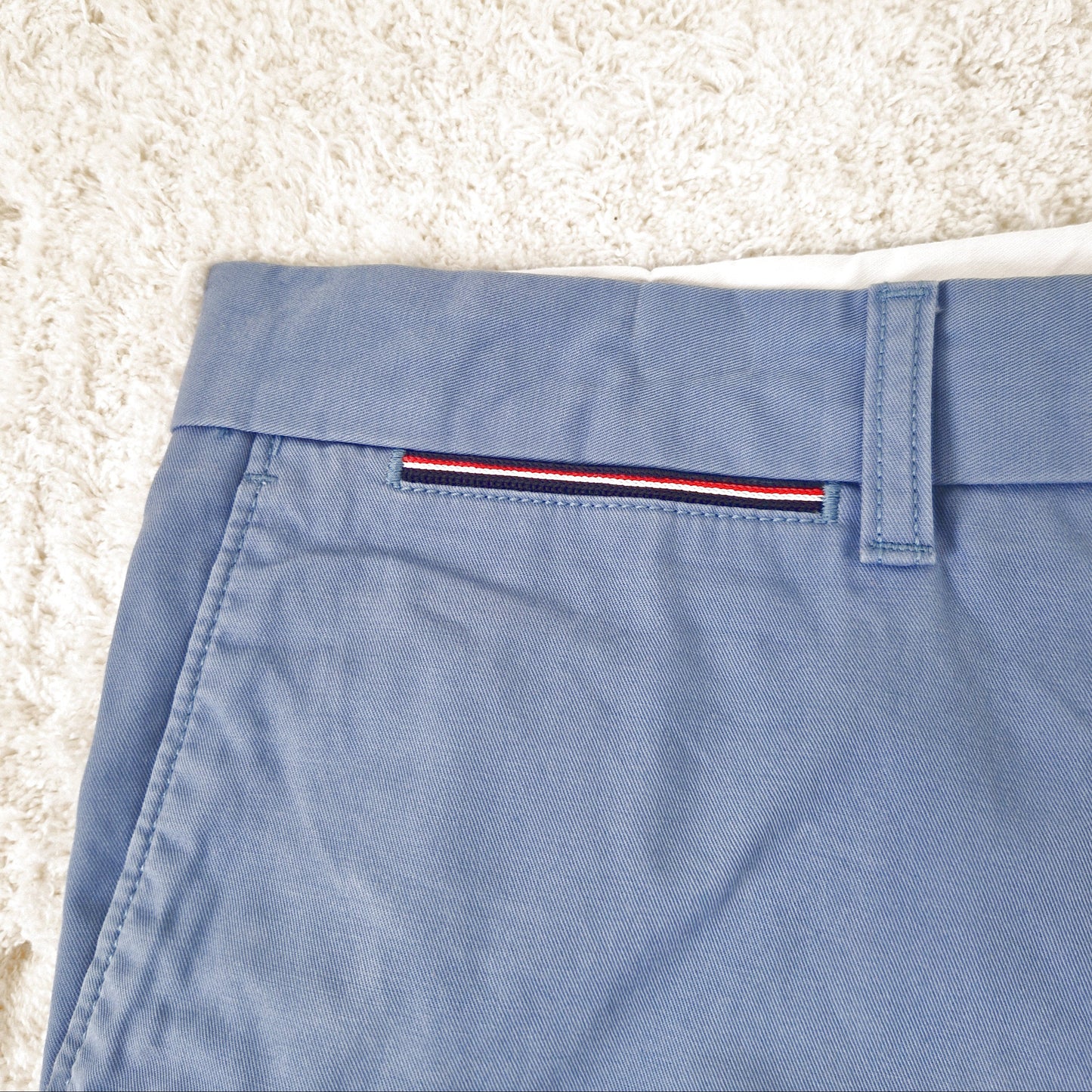 Einzigartige und nachhaltige Vintage Shorts in mittelblau von Tommy Hilfiger. Close-up.
