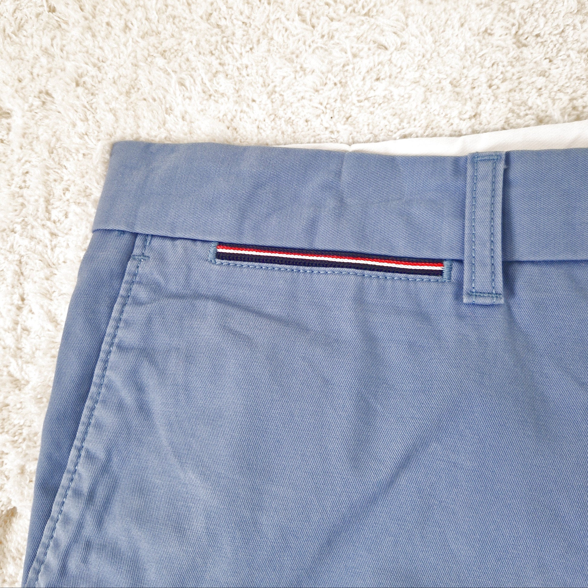 Einzigartige und nachhaltige Vintage Shorts in mittelblau von Tommy Hilfiger. Close-up.