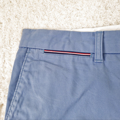 Einzigartige und nachhaltige Vintage Shorts in mittelblau von Tommy Hilfiger. Close-up.