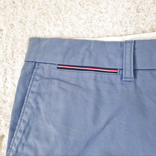 Einzigartige und nachhaltige Vintage Shorts in mittelblau von Tommy Hilfiger. Close-up.