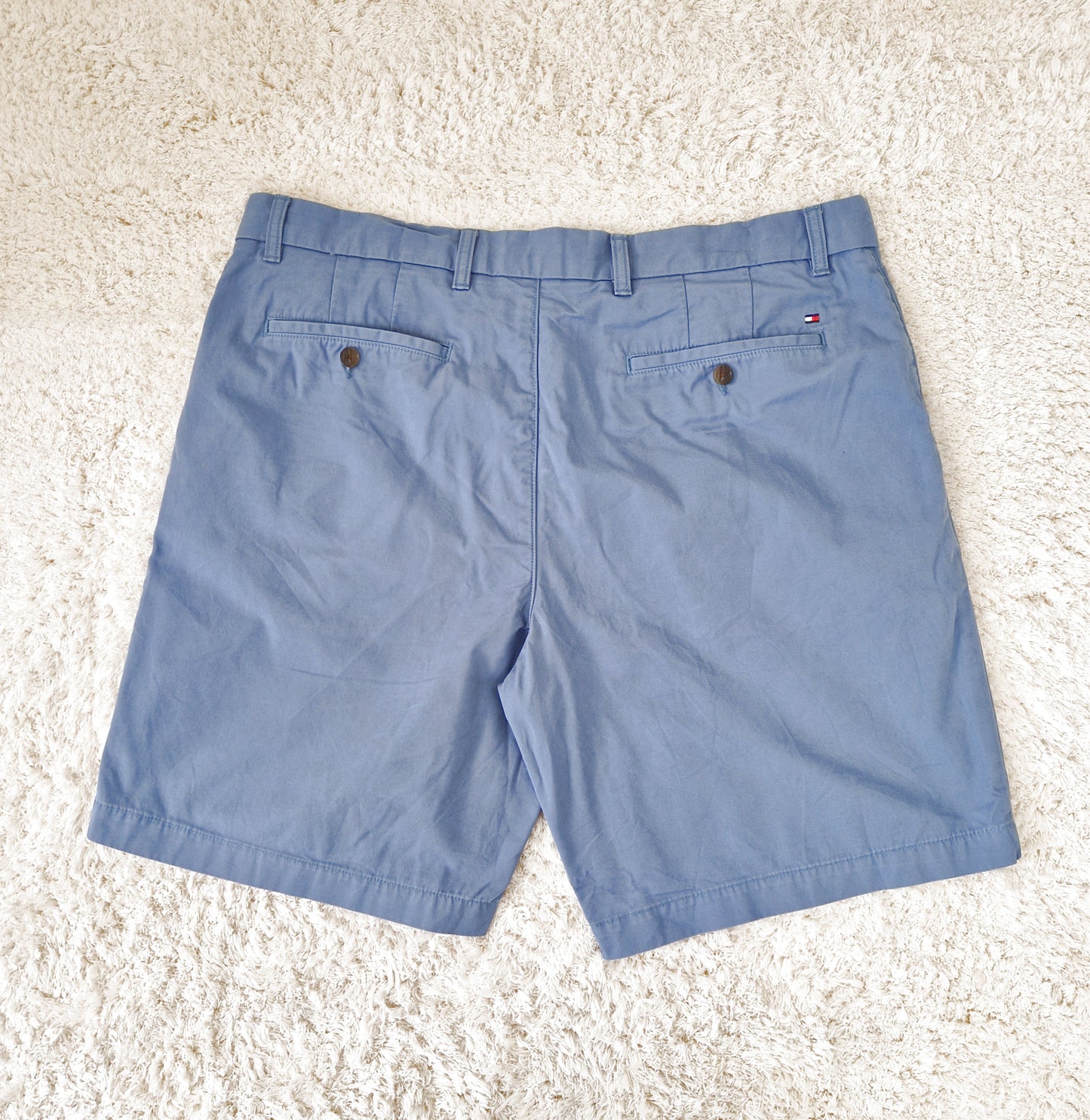 Einzigartige und nachhaltige Vintage Shorts in mittelblau von Tommy Hilfiger. Back.