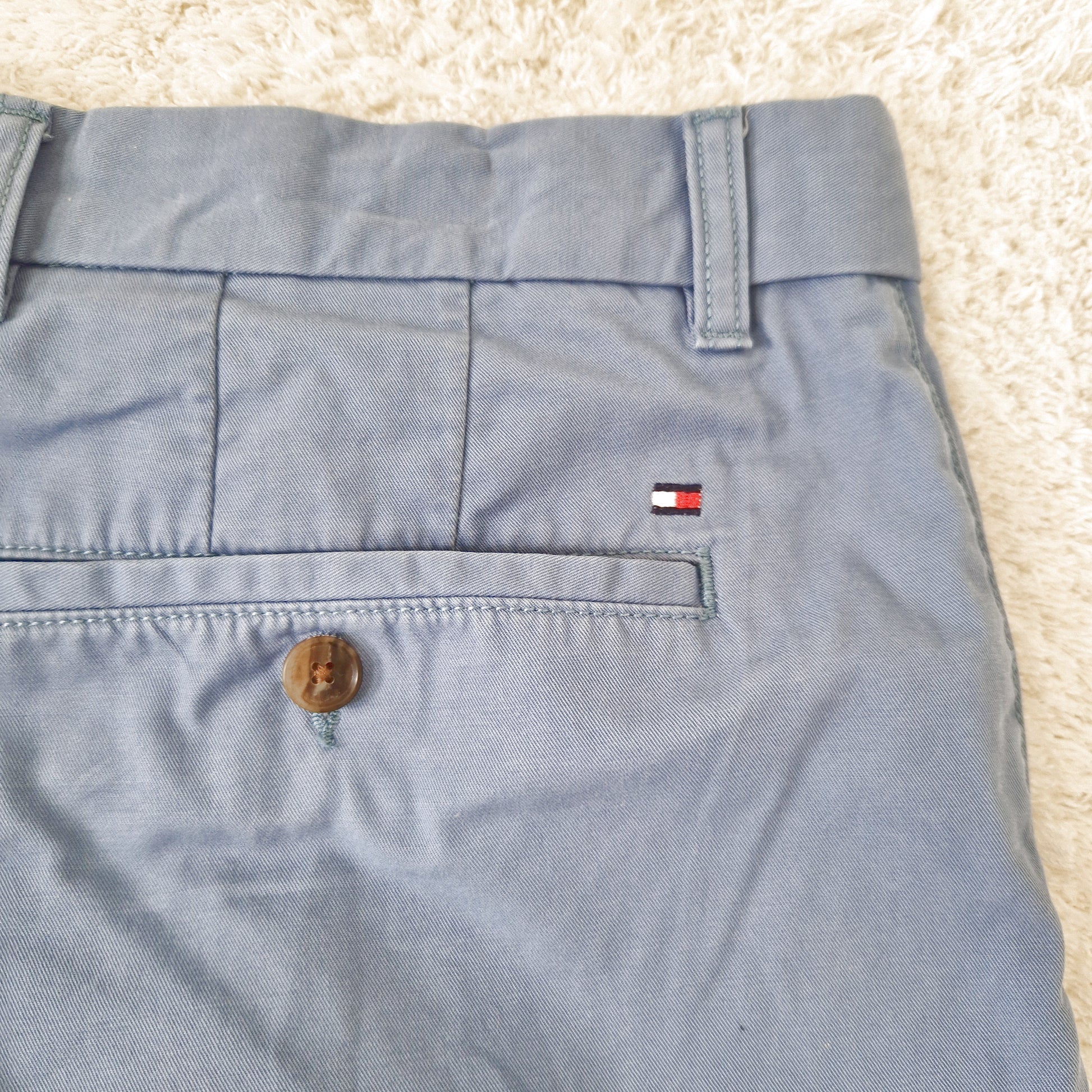 Einzigartige und nachhaltige Vintage Shorts in mittelblau von Tommy Hilfiger. Close-up 2.