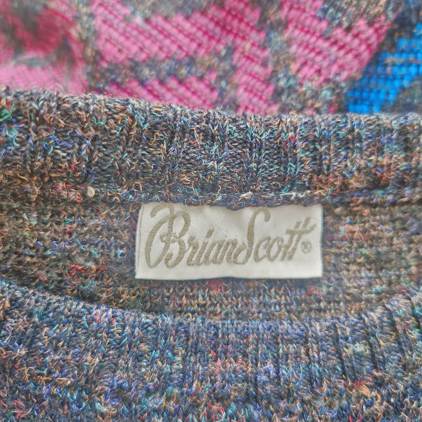 Einzigartiger und nachhaltiger Vintage Pulloverin anthrazit-pink-blau mit geometrischem Muster. Tag.