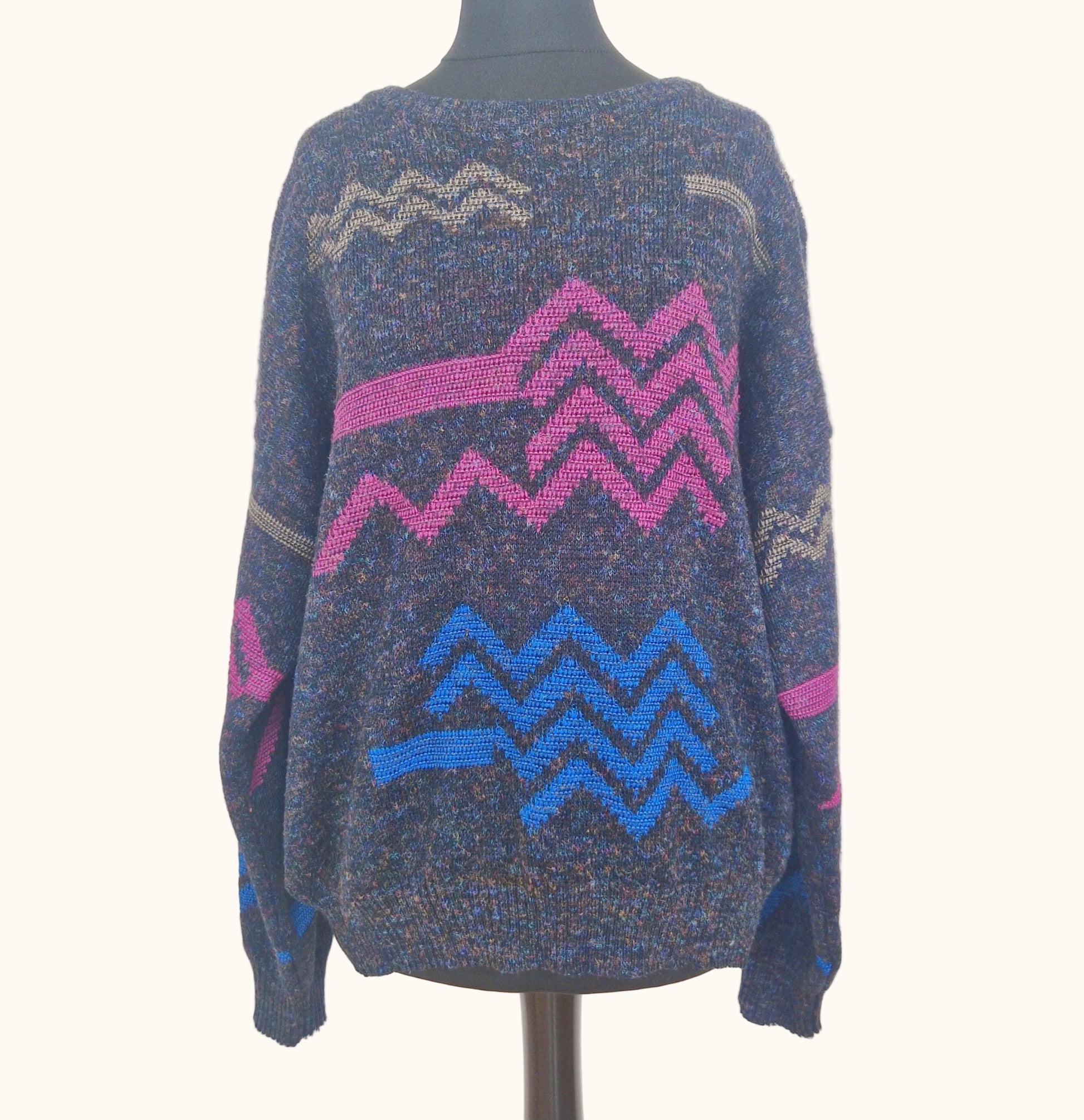 Einzigartiger und nachhaltiger Vintage Pulloverin anthrazit-pink-blau mit geometrischem Muster. Front.
