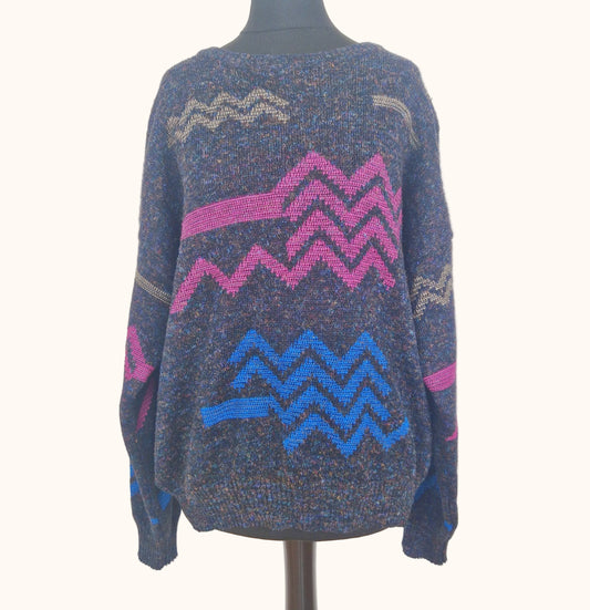 Einzigartiger und nachhaltiger Vintage Pulloverin anthrazit-pink-blau mit geometrischem Muster. Front.