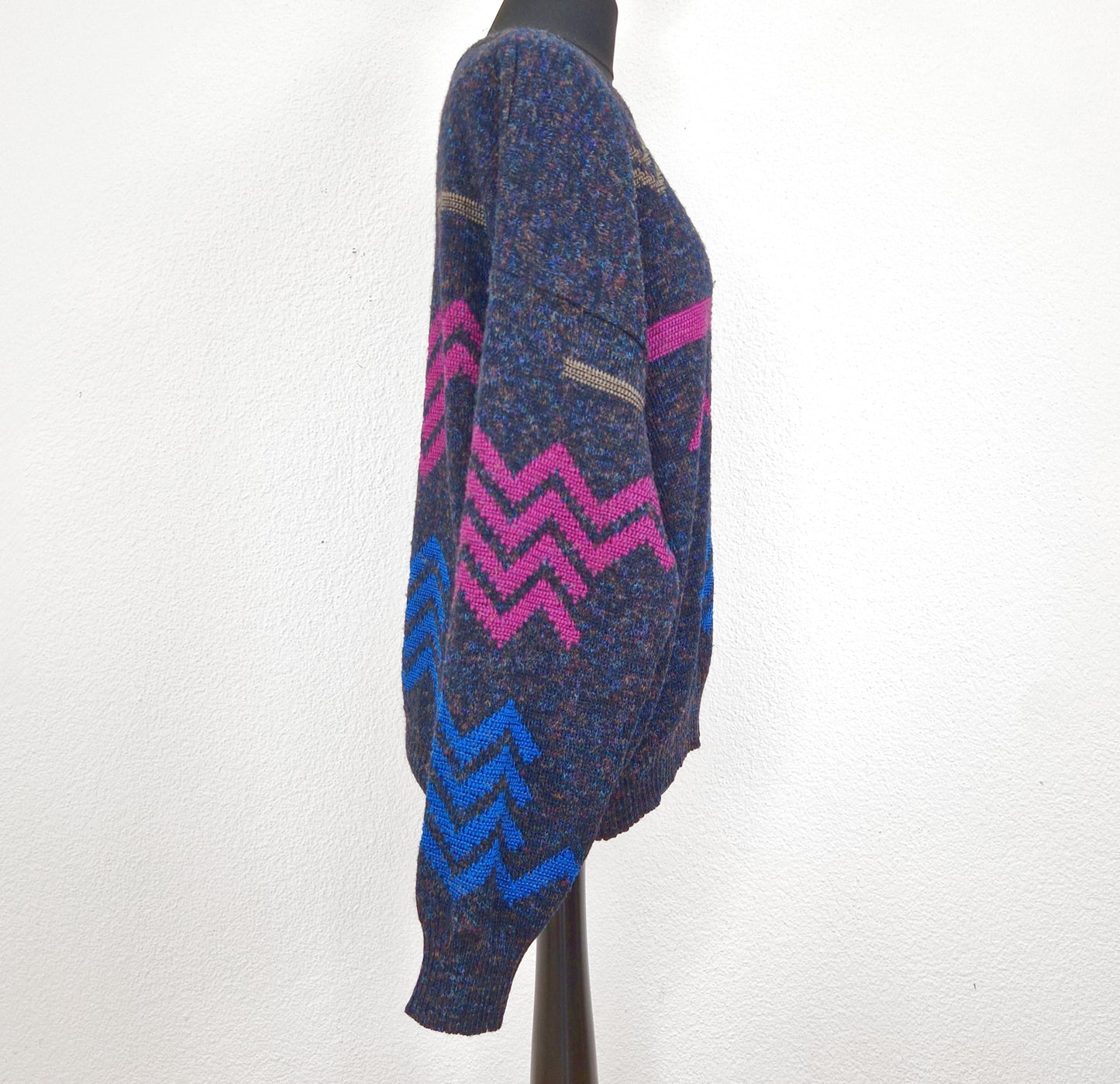 Einzigartiger und nachhaltiger Vintage Pulloverin anthrazit-pink-blau mit geometrischem Muster. Side.