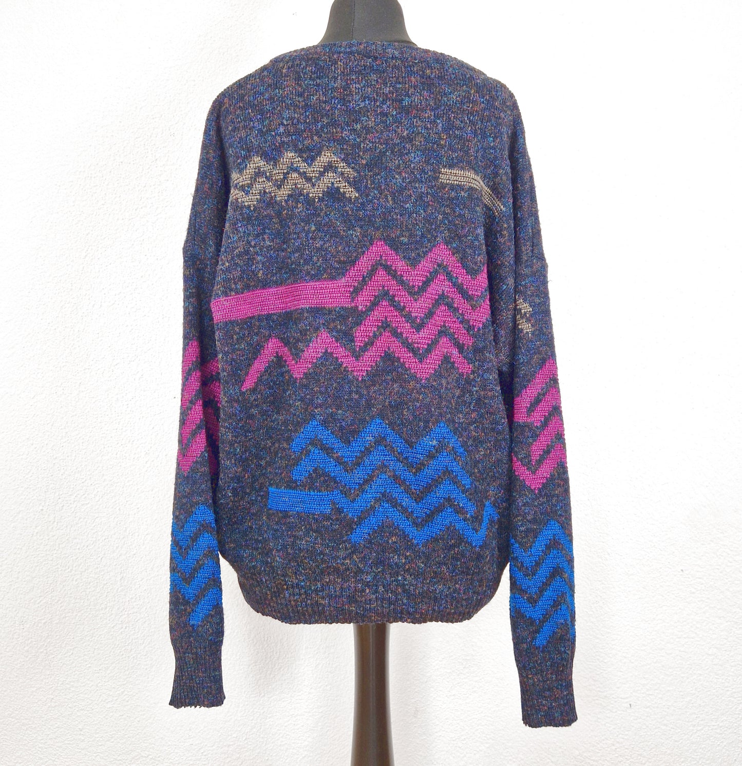 Einzigartiger und nachhaltiger Vintage Pulloverin anthrazit-pink-blau mit geometrischem Muster. Back.