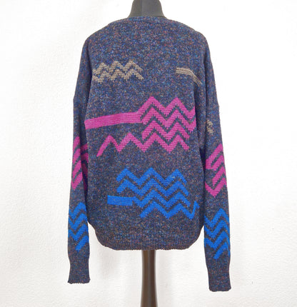 Einzigartiger und nachhaltiger Vintage Pulloverin anthrazit-pink-blau mit geometrischem Muster. Back.