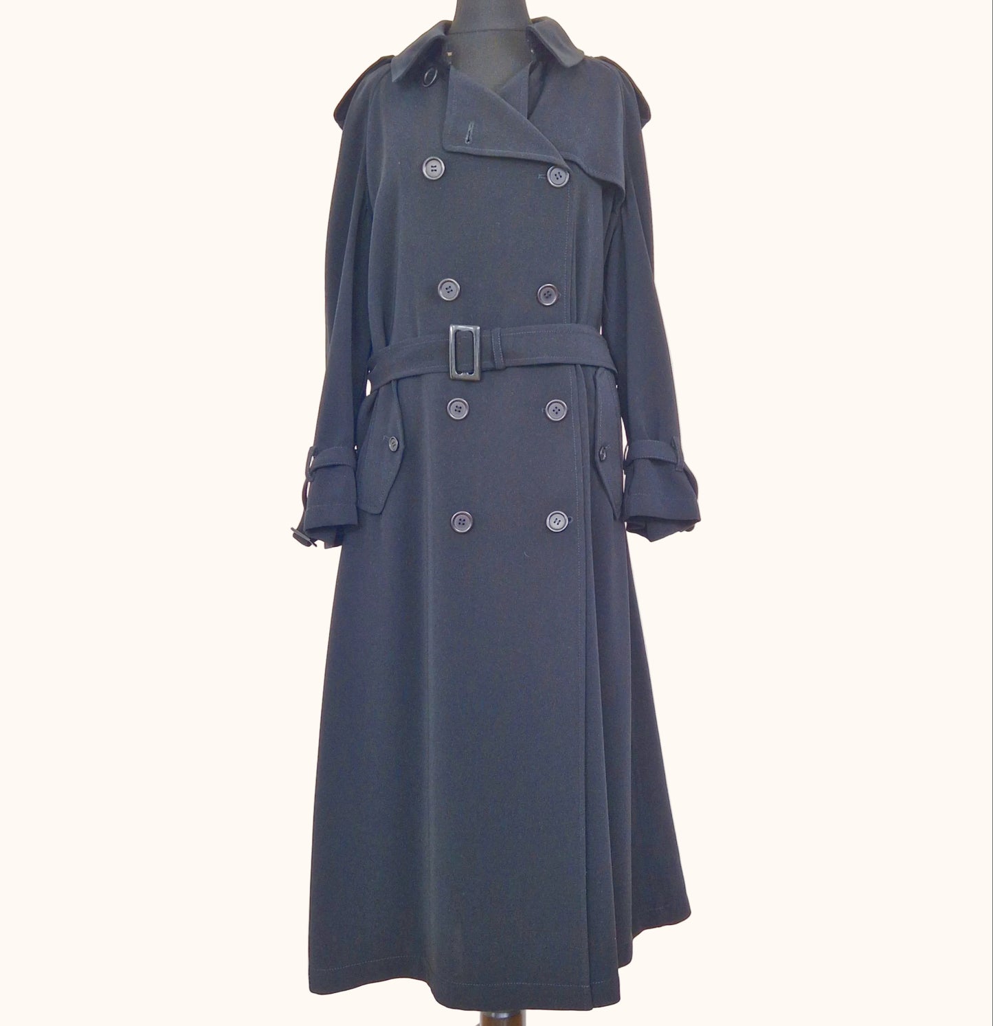 Einzigartiger und nachhaltiger Vintage Trenchcoat in schwarz. Front.