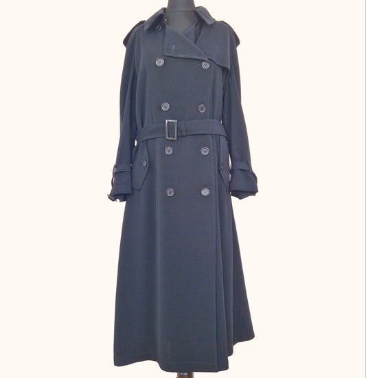 Einzigartiger und nachhaltiger Vintage Trenchcoat in schwarz. Front.