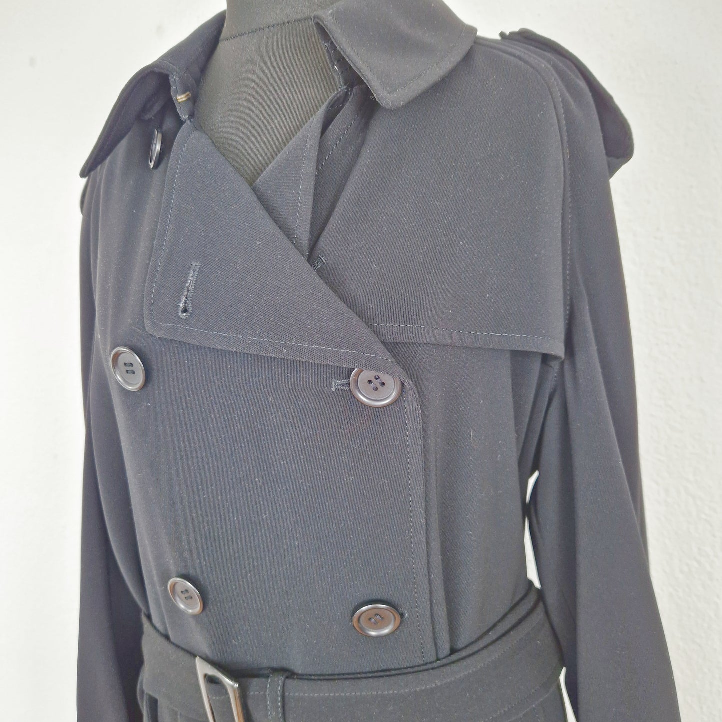 Einzigartiger und nachhaltiger Vintage Trenchcoat in schwarz. Close-up.