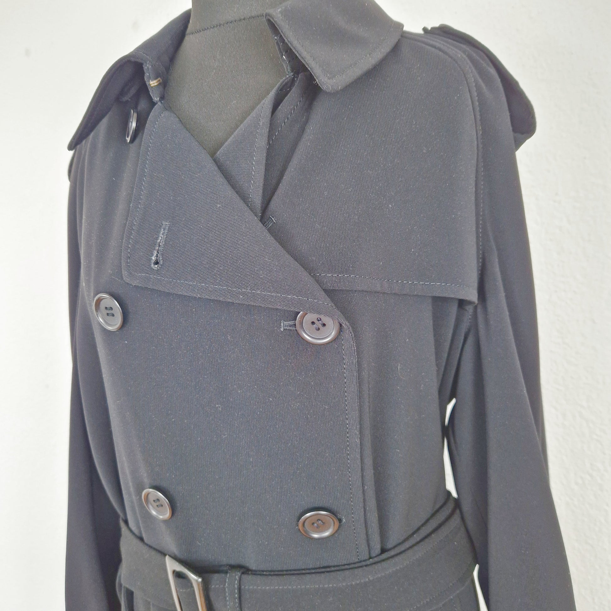 Einzigartiger und nachhaltiger Vintage Trenchcoat in schwarz. Close-up.
