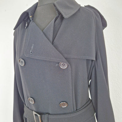 Einzigartiger und nachhaltiger Vintage Trenchcoat in schwarz. Close-up.