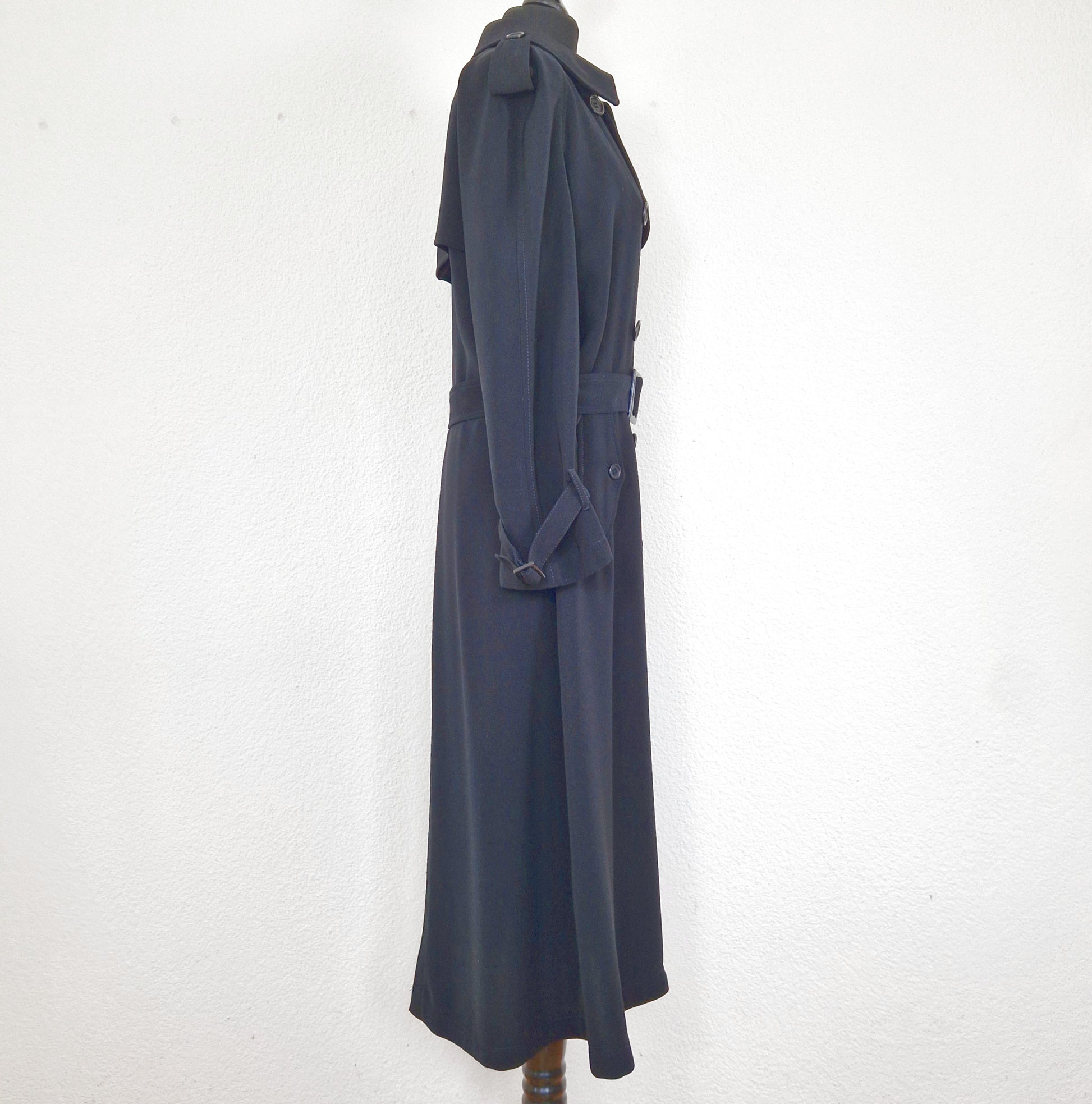 Einzigartiger und nachhaltiger Vintage Trenchcoat in schwarz. Side.