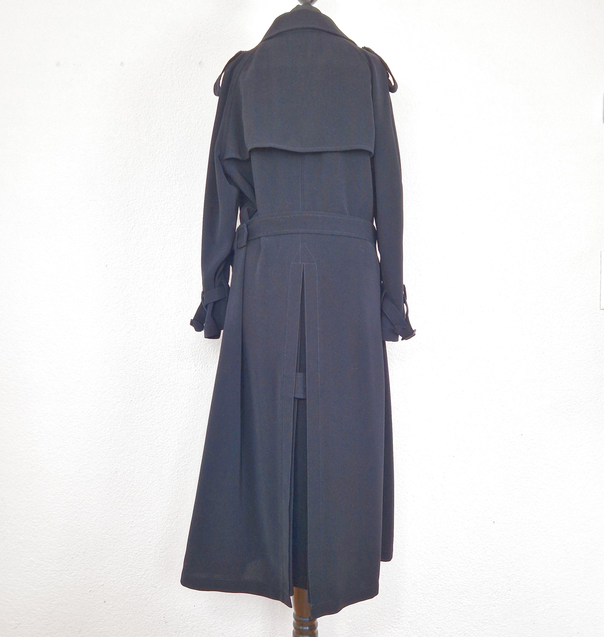 Einzigartiger und nachhaltiger Vintage Trenchcoat in schwarz. Back.