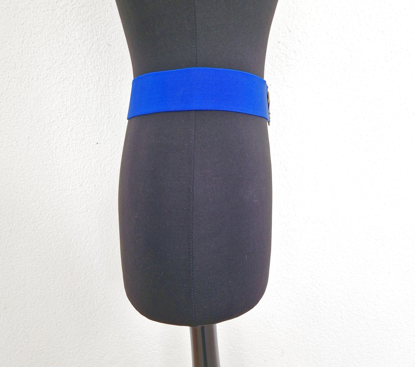 Einzigartiger und nachhaltiger Vintage Gürtel in blau-gold. Side.