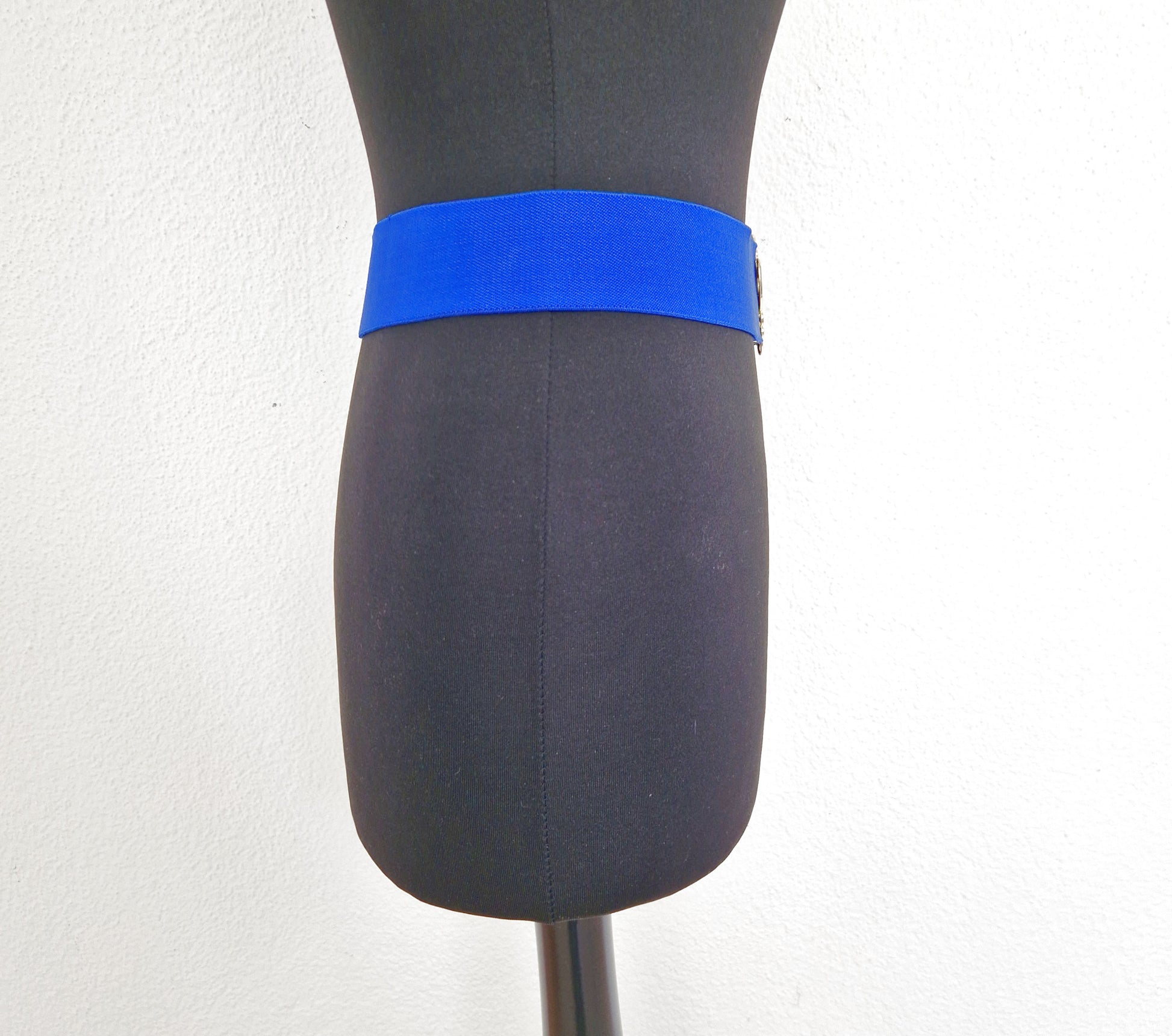 Einzigartiger und nachhaltiger Vintage Gürtel in blau-gold. Side.