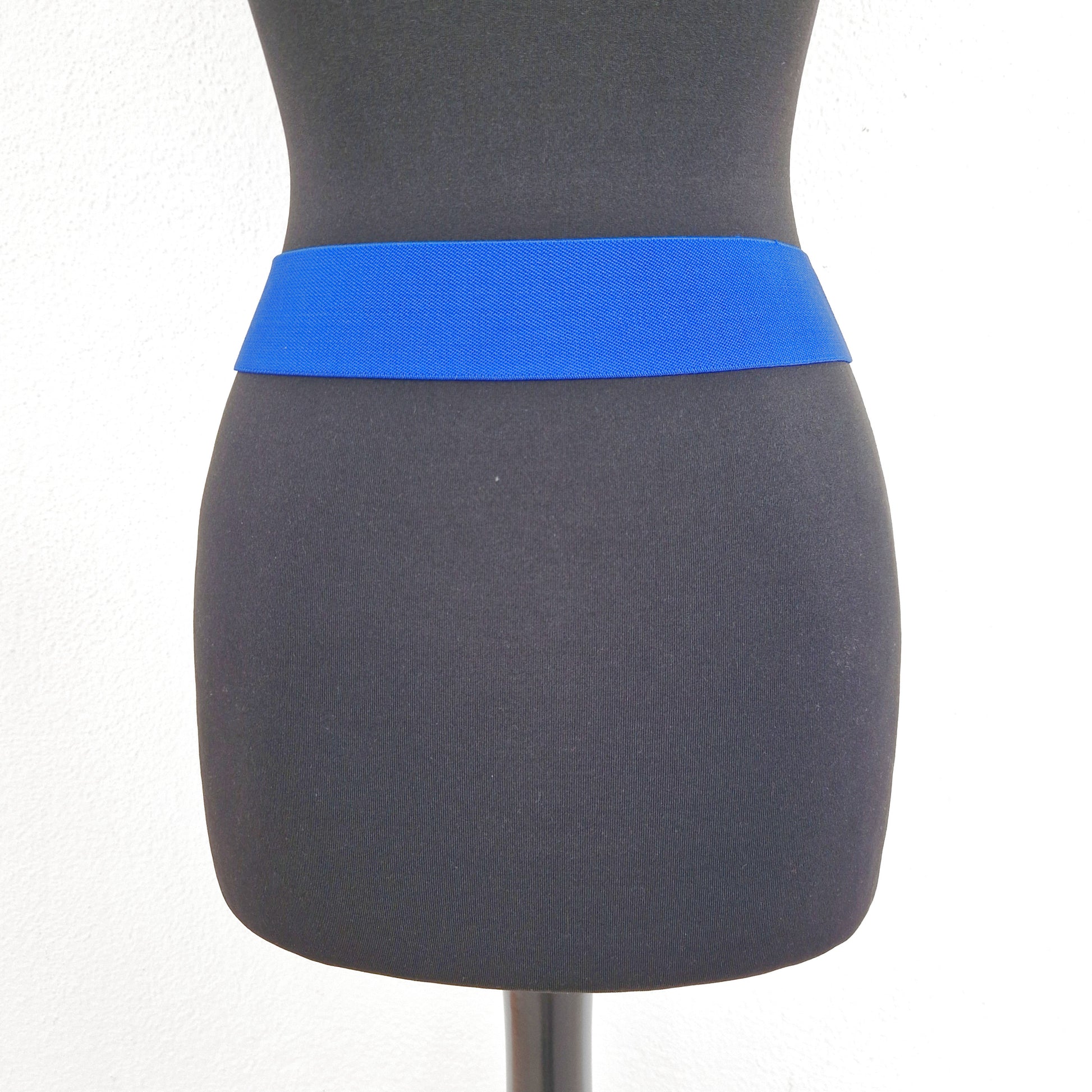 Einzigartiger und nachhaltiger Vintage Gürtel in blau-gold. Back.
