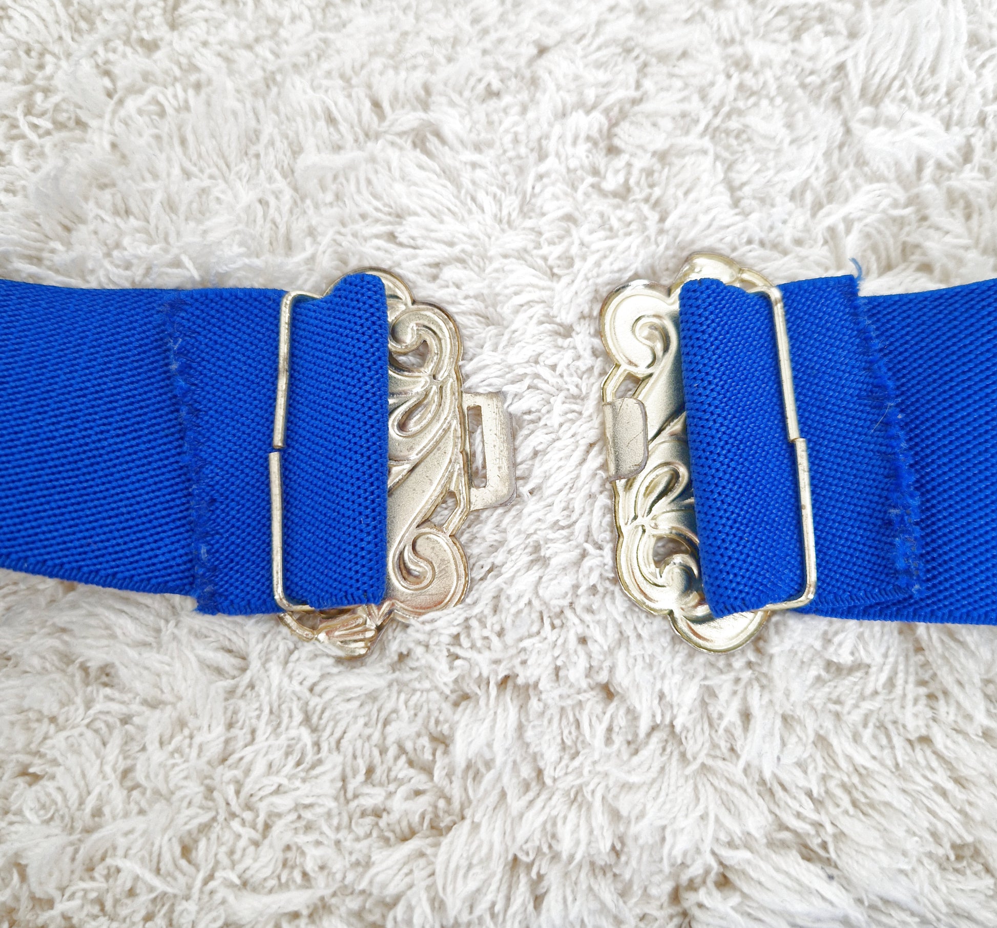 Einzigartiger und nachhaltiger Vintage Gürtel in blau-gold. Schliessmechanismus.