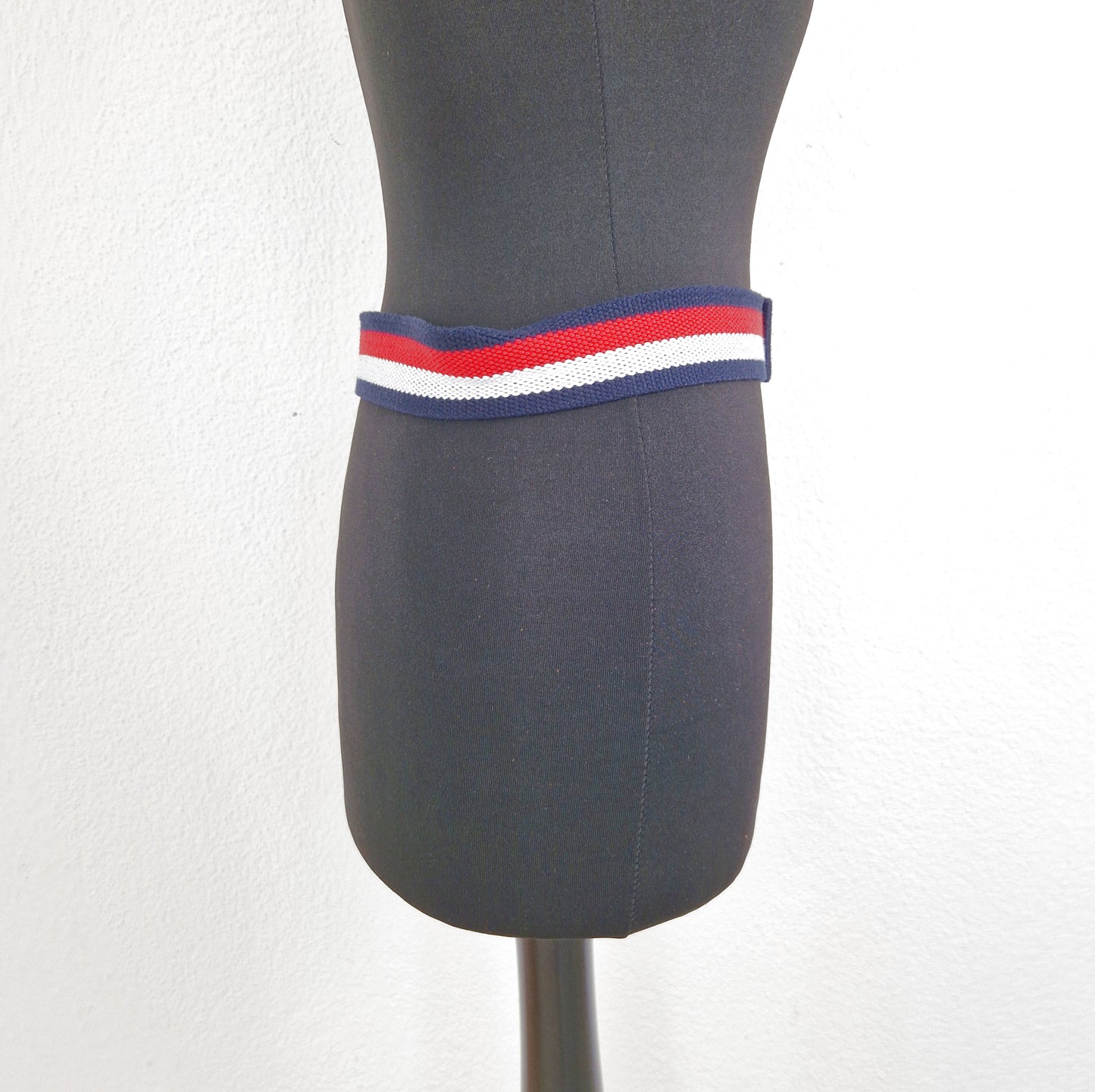 Einzigartiger und nachhaltiger Vintage Gürtel, Ring belt, in blau-rot-weiss. Side.