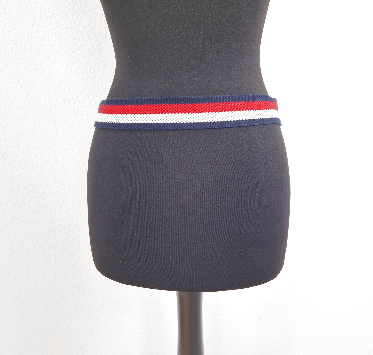 Einzigartiger und nachhaltiger Vintage Gürtel, Ring belt, in blau-rot-weiss. Back.