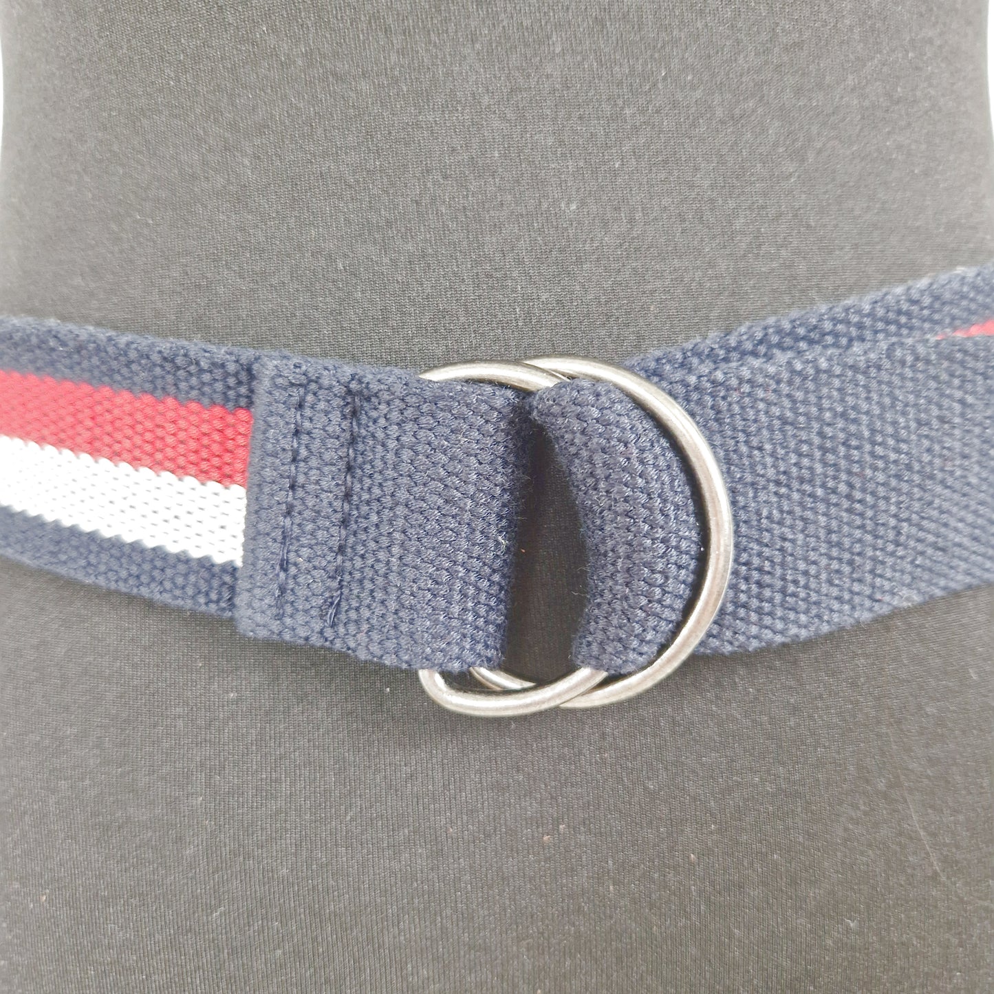Einzigartiger und nachhaltiger Vintage Gürtel, Ring belt, in blau-rot-weiss. Close-up.